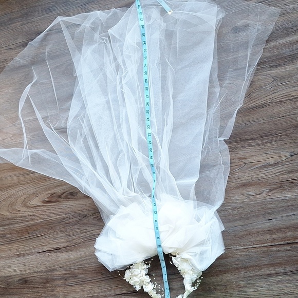 Vintage White Floral And Faux Pearl Wedding Veil - Picture 9 of 9